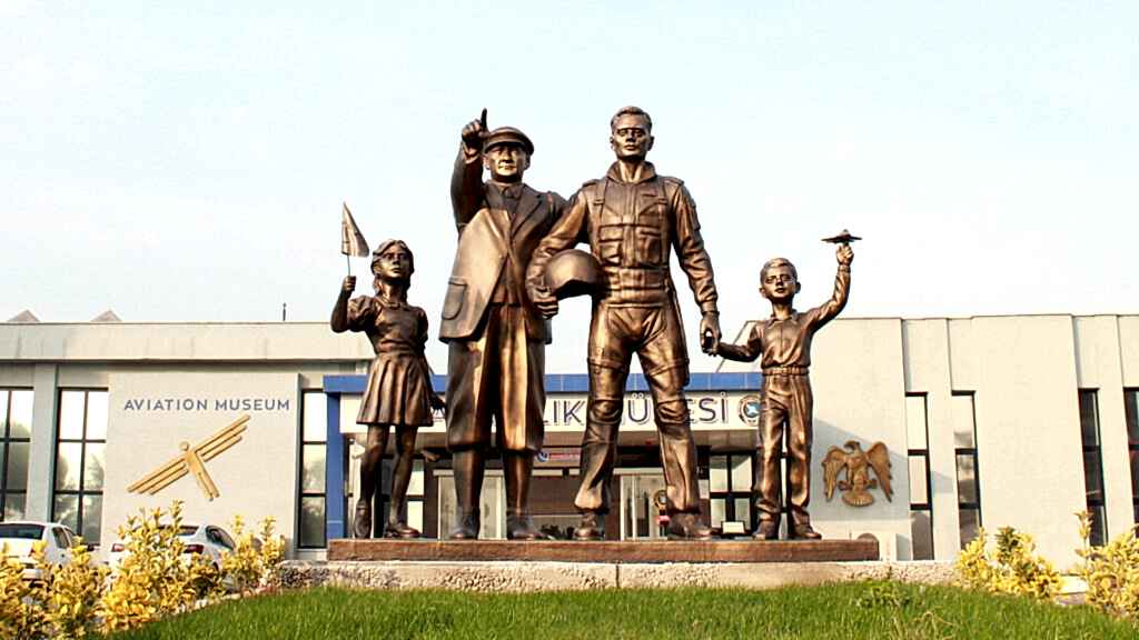 Atatürk ve Havacılık Konulu Anıt Heykel