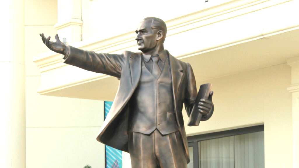 Elinde Kitap Tutan Atatürk Heykeli