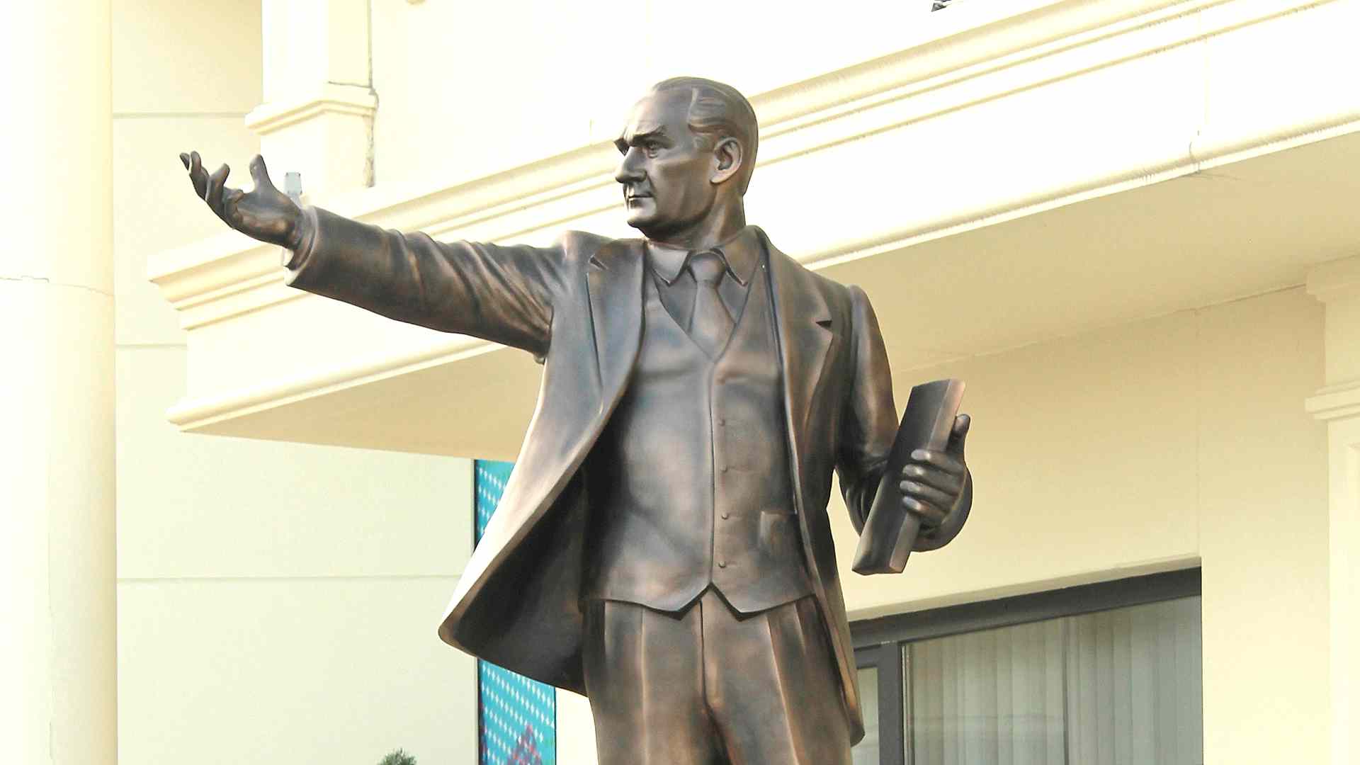 Elinde Kitap Tutan Atatürk Heykeli