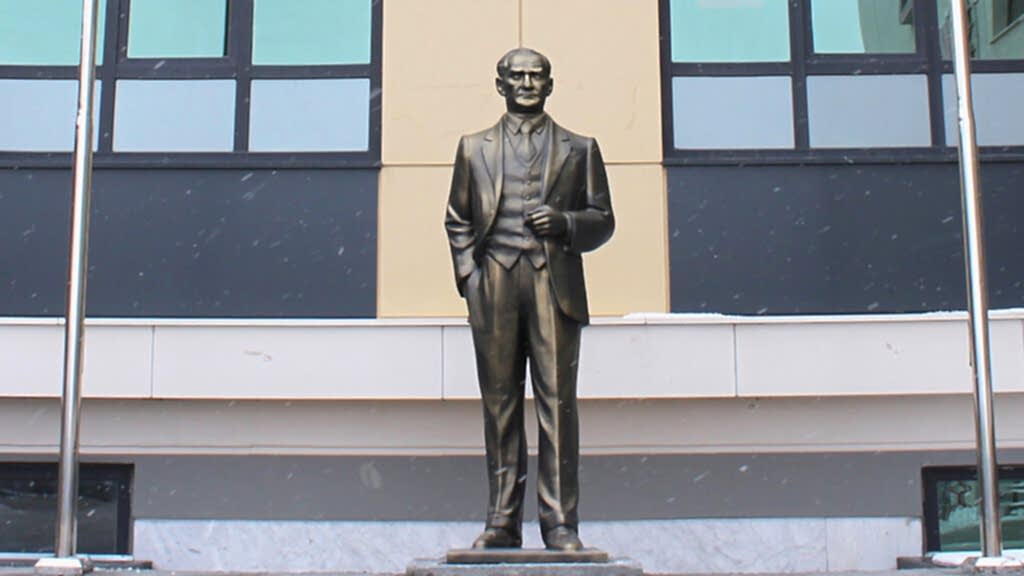 Sivil Kıyafetli Atatürk Heykeli