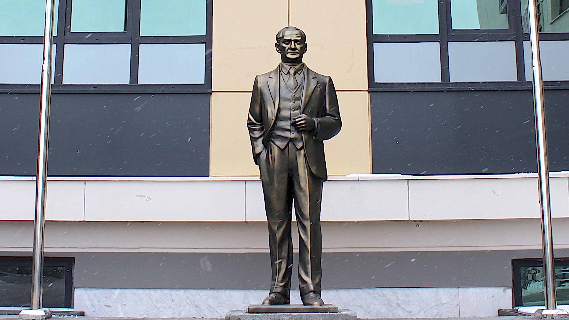 Sivil Kıyafetli Atatürk Heykeli