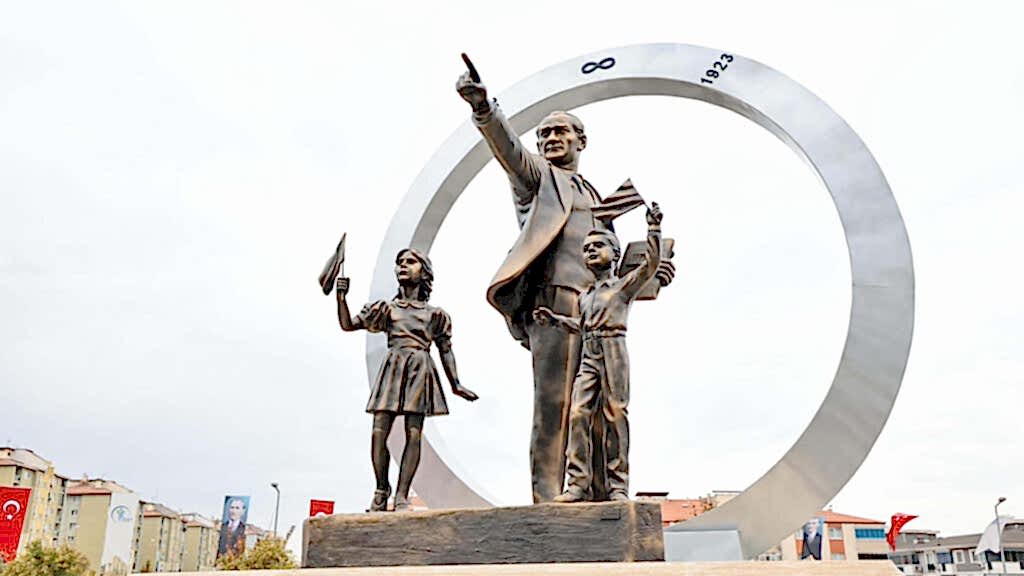 Atatürk ve Öğrenciler Anıtı