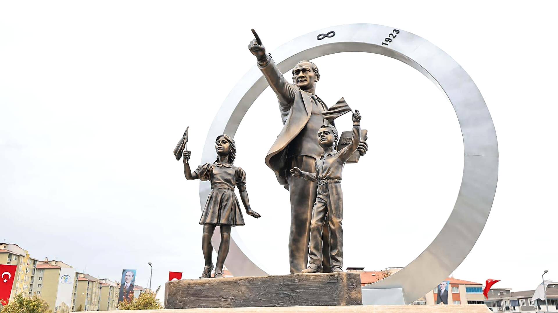 Atatürk ve Öğrenciler Anıtı