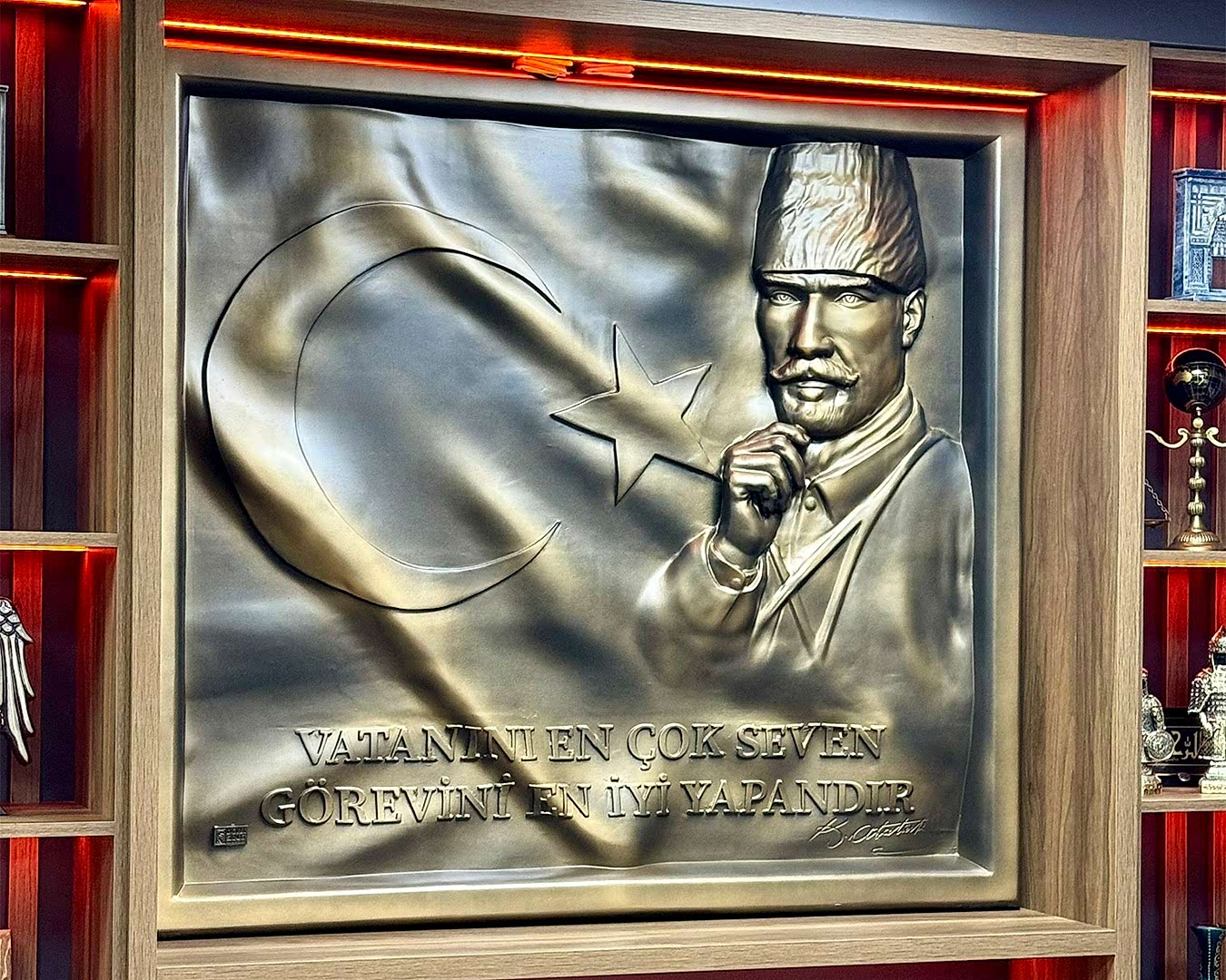 Atatürk ve Bayrak Rölyefi