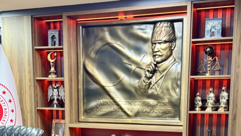 Atatürk ve Bayrak Rölyefi