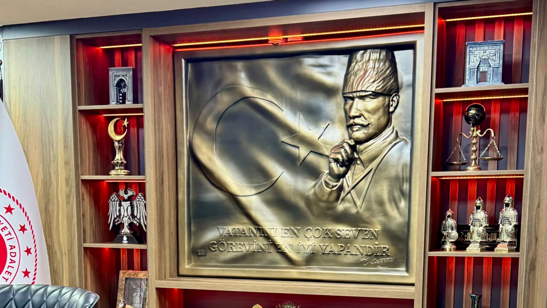 Atatürk ve Bayrak Rölyefi