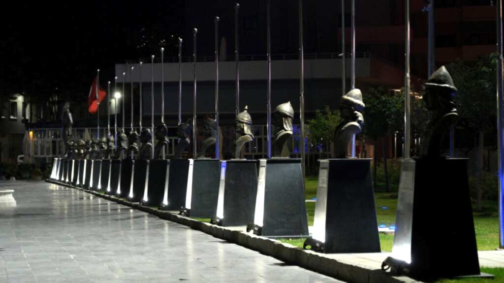 Türk Büyükleri Büstleri - İzmir Bornova Belediyesi