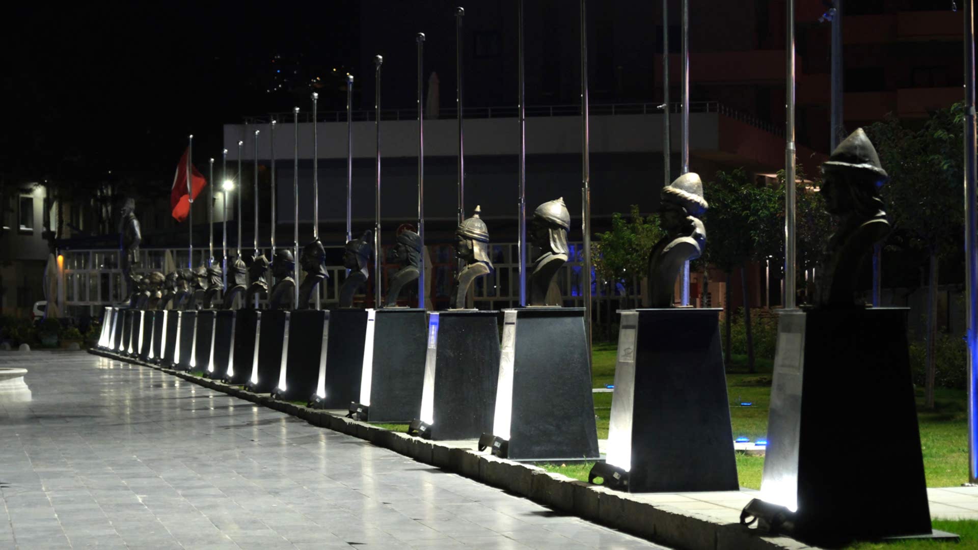 Türk Büyükleri Büstleri - İzmir Bornova Belediyesi