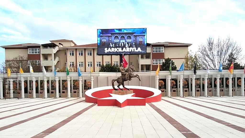 Türk Büyükleri Büstleri - Çiçekdağı Belediyesi