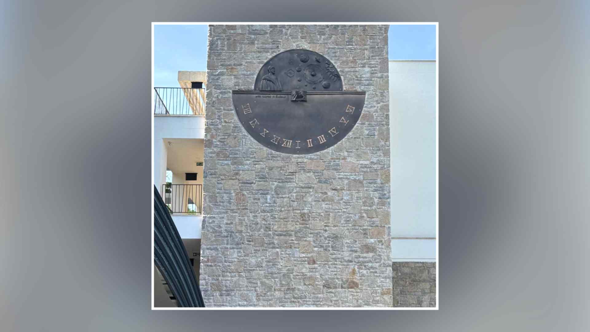 Devasa Güneş Saati Rölyefi