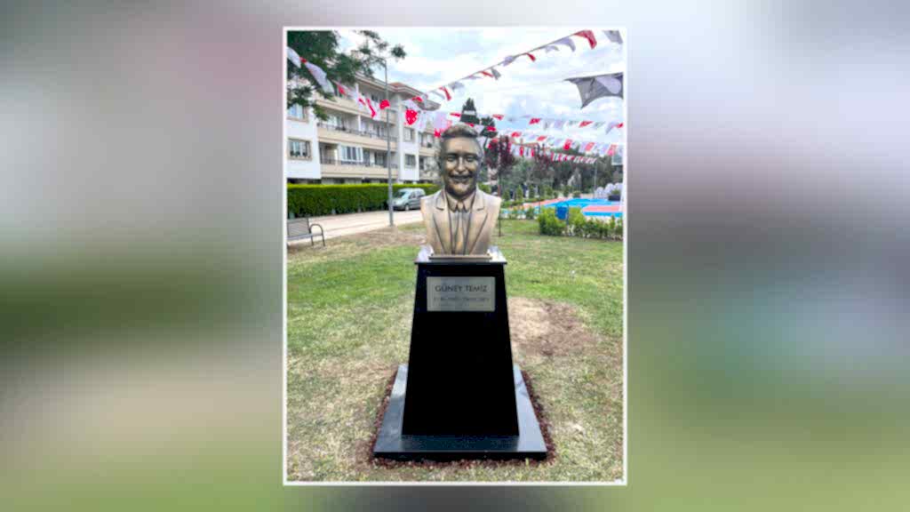 Güney Temiz Anıt Büstü
