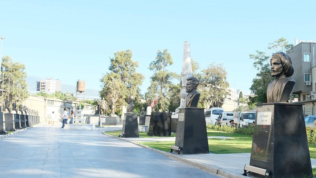 İttihat ve Terakki Dönemi Yazarların Büstleri