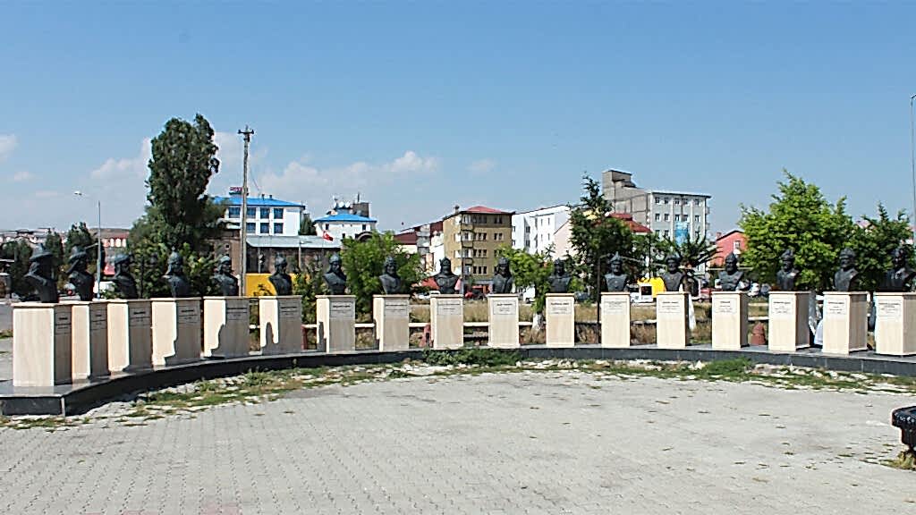 Türk Büyükleri Büstleri - Kars Belediyesi