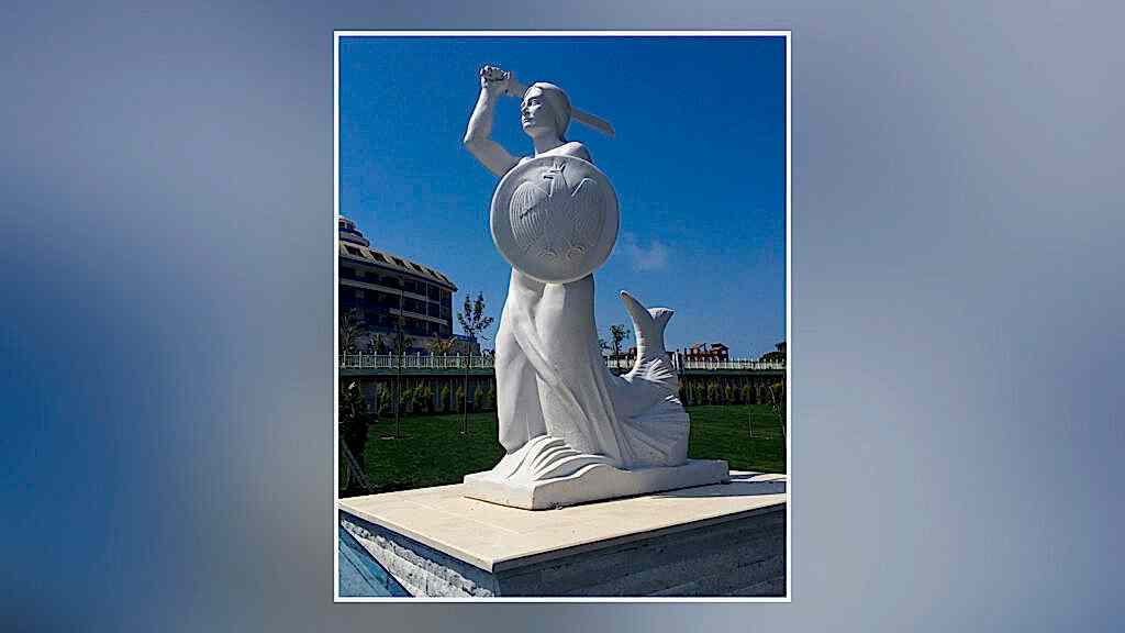 Savaşçı Deniz Kızı Heykeli