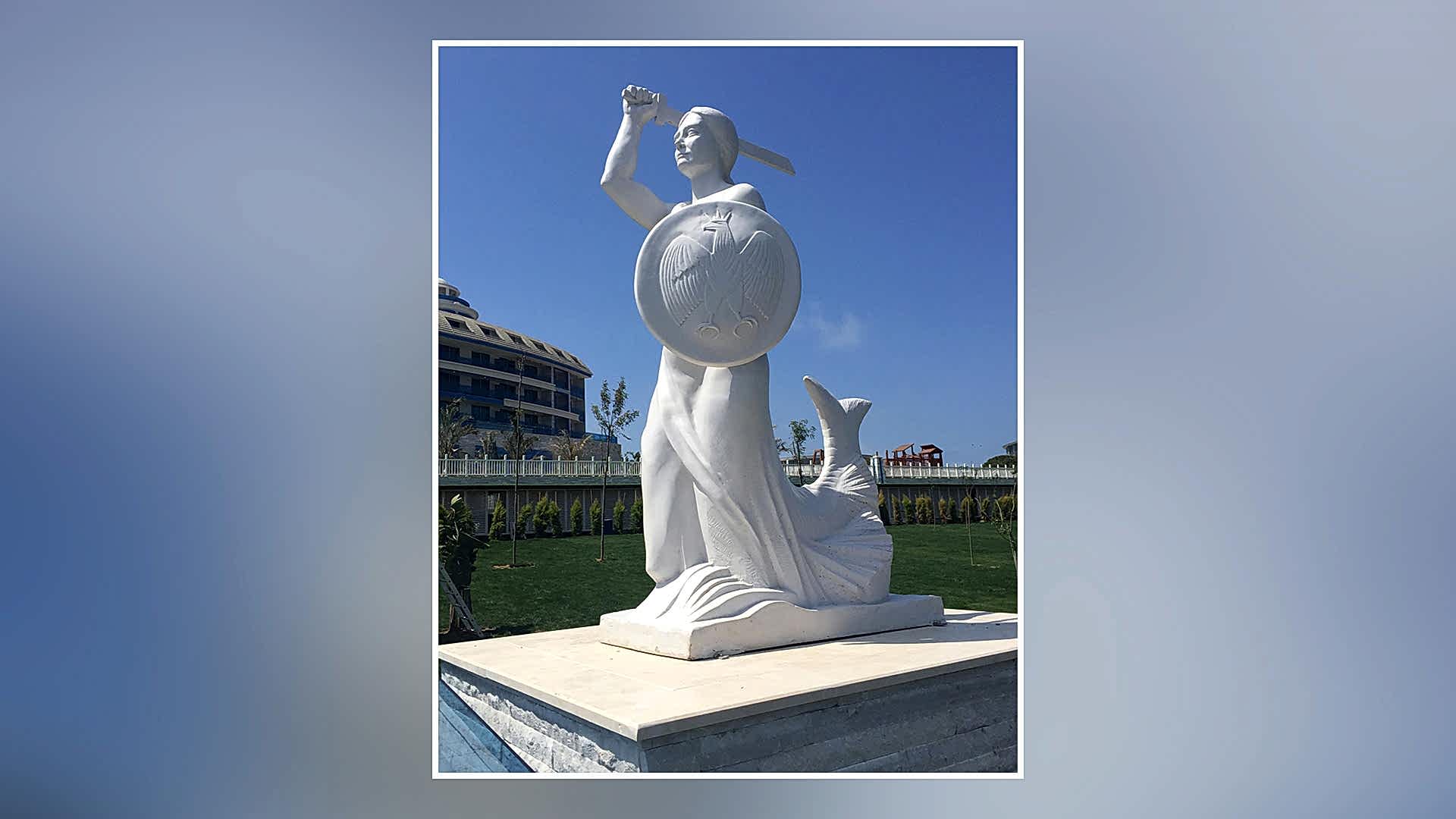 Savaşçı Deniz Kızı Heykeli