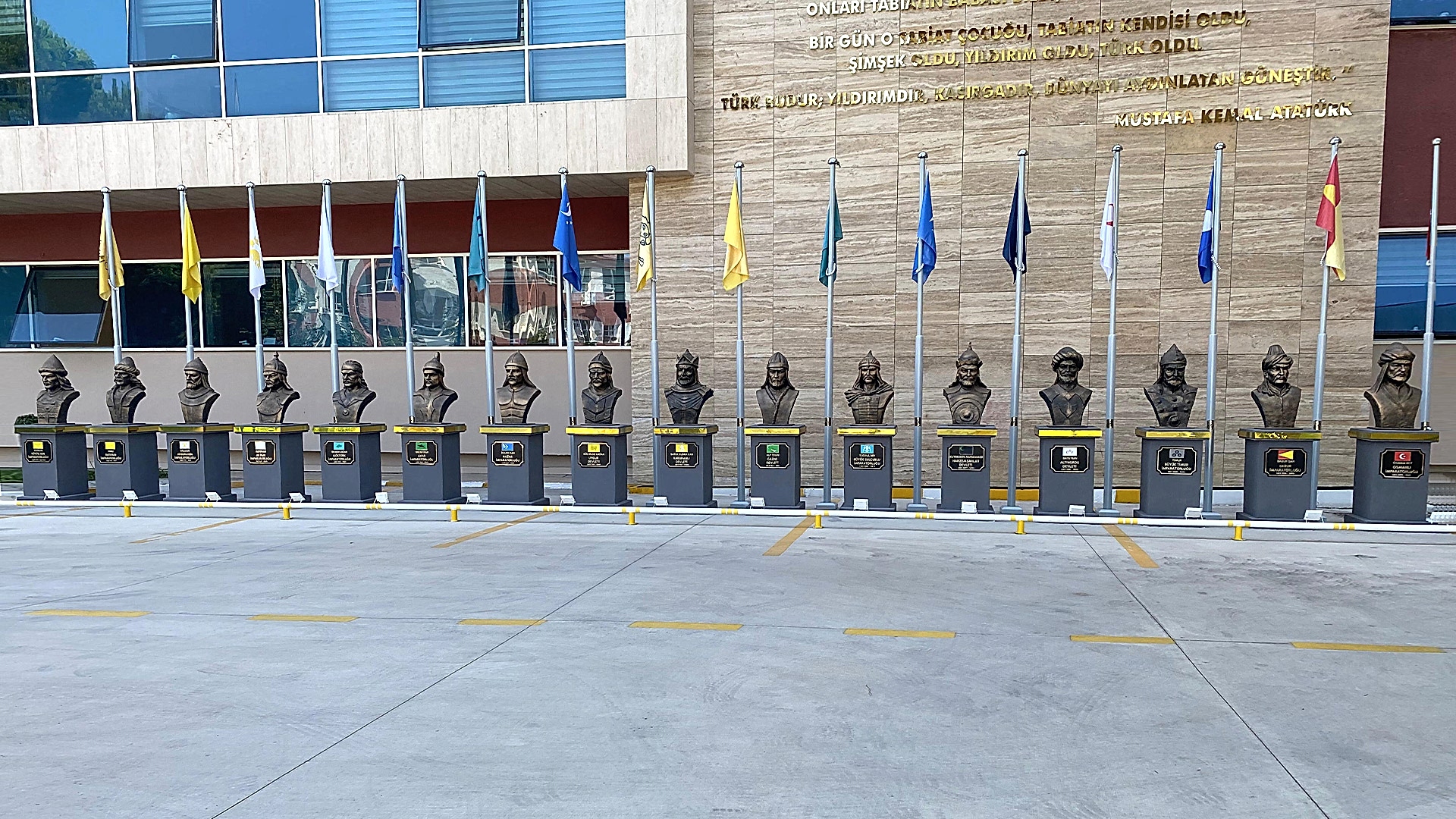 Türk Büyükleri Büstleri - Manisa Emniyet Müdürlüğü