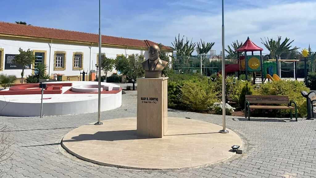 Kuzey Kıbrıs Türk Cumhuriyeti Rauf Denktaş Anıt Büstü