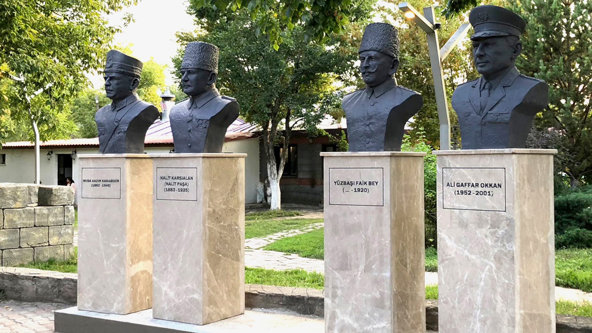 Şehitler Büstleri - Kars Belediyesi