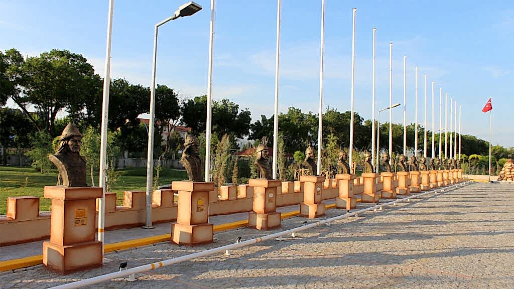 Türk Büyükleri Büstleri - Uşak Emniyet Müdürlüğü