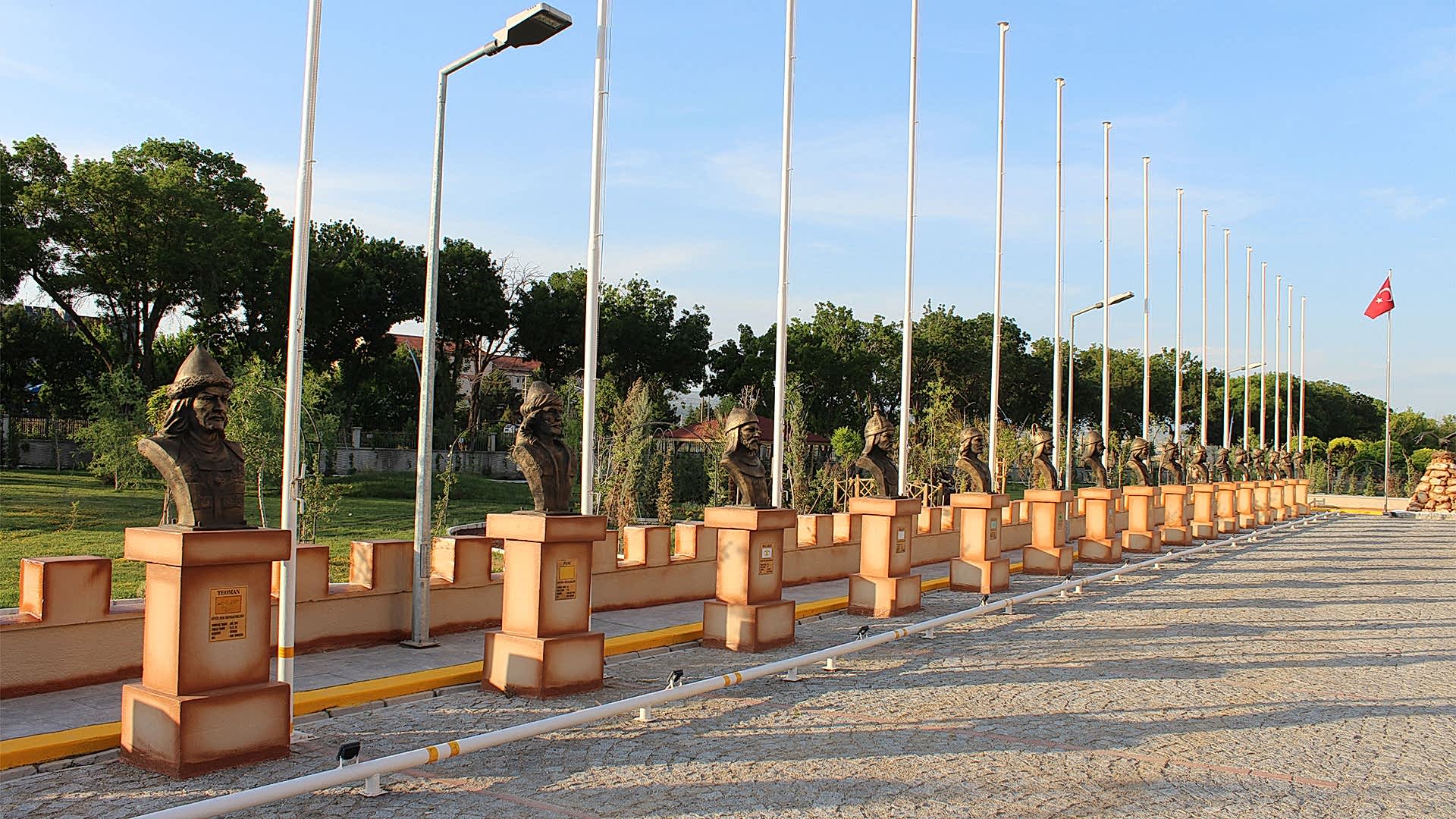 Türk Büyükleri Büstleri - Uşak Emniyet Müdürlüğü