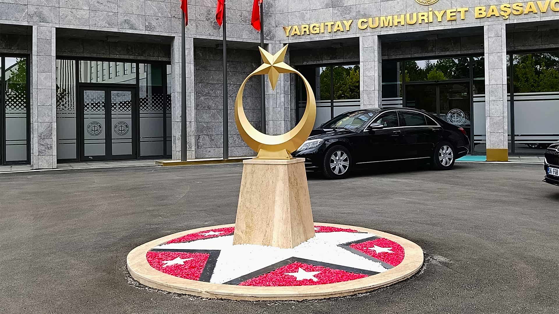 Ay Yıldız Heykeli