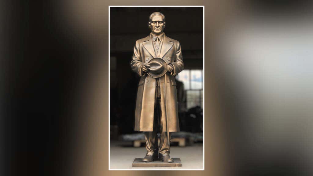 Şapka Tutan Atatürk Heykeli