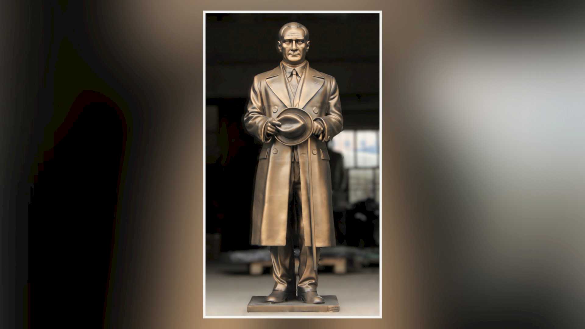 Şapka Tutan Atatürk Heykeli